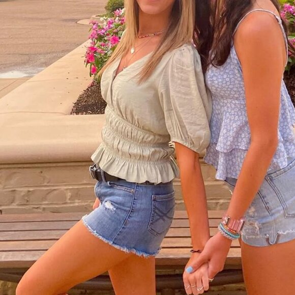 Green puffy sleeve top - Picture 2 of 2